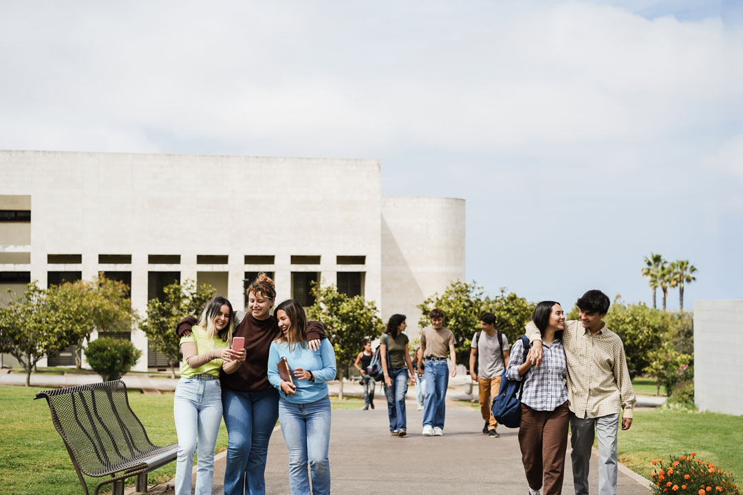 Estudiantes en el campus